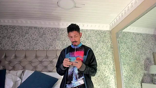 NoaahTylor online show from April 14, 1:21 am