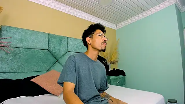 NoaahTylor online show from June 12, 4:32 am