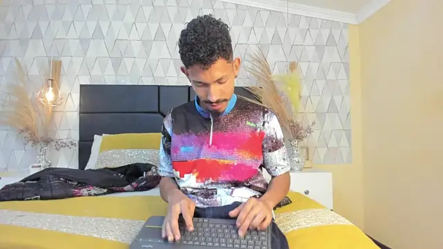 NoaahTylor online show from March 16, 6:39 am