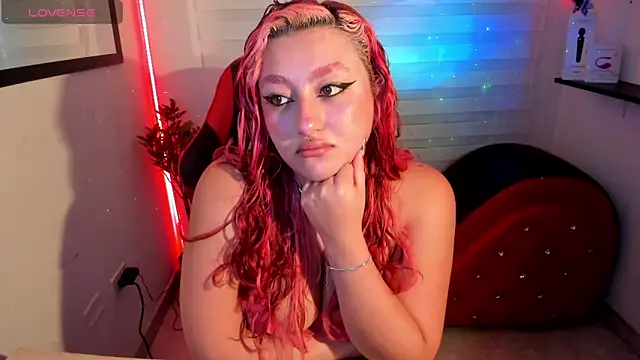 Snapshot of Emily_Jonesh chatting on May 1, 1:38 pm Emily Jonesh online show from May 1, 1:38 pm