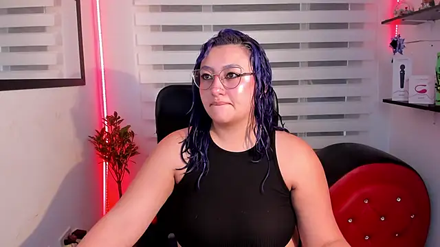 Snapshot of Emily_Jonesh chatting on June 1, 1:00 pm Emily Jonesh online show from June 1, 1:00 pm
