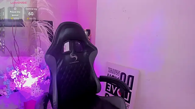 Snapshot of Siena_fox chatting on June 10, 7:04 pm Siena fox online show from June 10, 7:04 pm