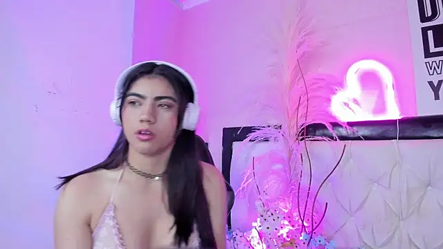 Snapshot of Siena_fox chatting on July 18, 7:33 pm Siena fox online show from July 18, 7:33 pm
