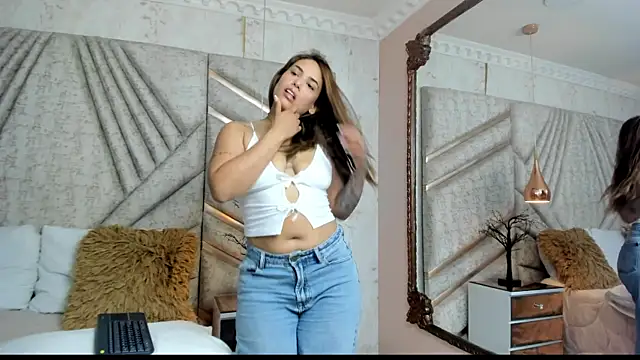 Snapshot of EmiilyMoss chatting on February 28, 10:42 pm EmiilyMoss online show from February 28, 10:42 pm