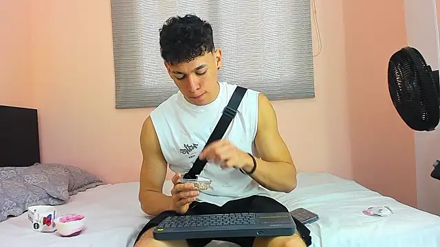 Snapshot of Muscle__Myke chatting on February 27, 12:38 pm Muscle Myke online show from February 27, 12:38 pm