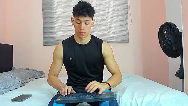 Snapshot of Muscle__Myke chatting on February 24, 12:39 pm Muscle Myke online show from February 24, 12:39 pm