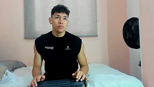 Snapshot of Muscle__Myke chatting on March 3, 12:23 pm Muscle Myke online show from March 3, 12:23 pm