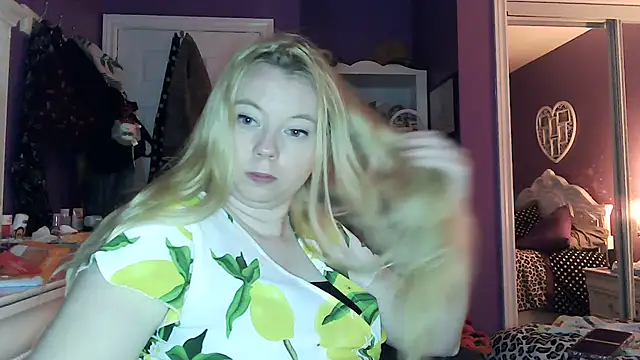Snapshot of ShySweetheart chatting on June 30, 3:50 am ShySweetheart online show from June 30, 3:50 am