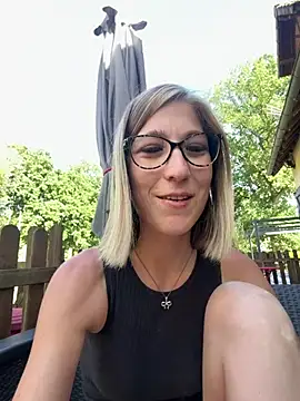 Snapshot of blondie-27 chatting on July 6, 4:09 pm blondie-27 online show from July 6, 4:09 pm