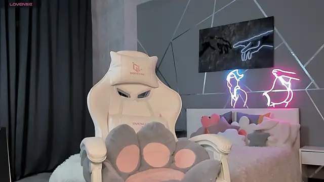 naomi reiss online show from April 3, 1:34 am