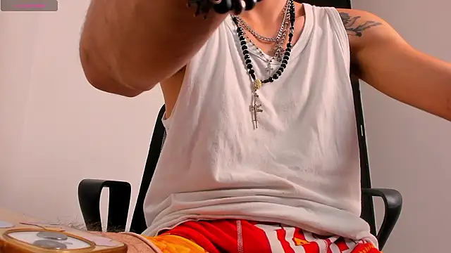 LovexJuxn8 online show from February 12, 7:13 pm