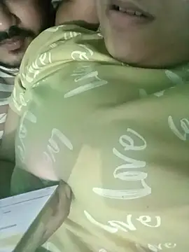 Snapshot of Desiyoungcouple15 chatting on February 19, 4:37 pm Desiyoungcouple15 online show from February 19, 4:37 pm