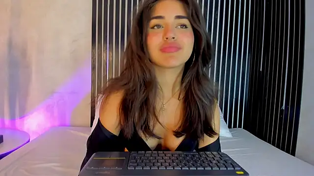 Snapshot of melodyphillips_2_ chatting on February 13, 4:45 am melodyphillips 2 online show from February 13, 4:45 am