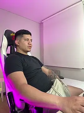 Snapshot of _robertobaggioo chatting on February 16, 12:26 pm robertobaggioo online show from February 16, 12:26 pm