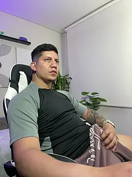 Snapshot of _robertobaggioo chatting on February 19, 12:35 pm robertobaggioo online show from February 19, 12:35 pm