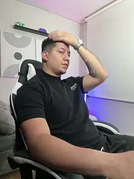 Snapshot of _robertobaggioo chatting on February 21, 9:11 am robertobaggioo online show from February 21, 9:11 am