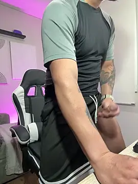 Snapshot of _robertobaggioo chatting on February 24, 12:50 pm robertobaggioo online show from February 24, 12:50 pm