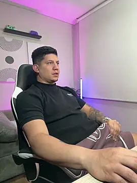 Snapshot of _robertobaggioo chatting on February 22, 12:18 pm robertobaggioo online show from February 22, 12:18 pm