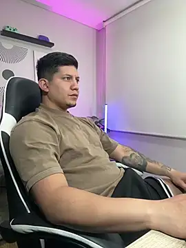 Snapshot of _robertobaggioo chatting on February 25, 12:16 pm robertobaggioo online show from February 25, 12:16 pm