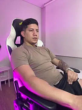 Snapshot of _robertobaggioo chatting on February 14, 5:40 am robertobaggioo online show from February 14, 5:40 am