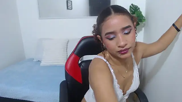 Snapshot of Alice_Grinnerk chatting on February 18, 2:35 pm Alice Grinnerk online show from February 18, 2:35 pm