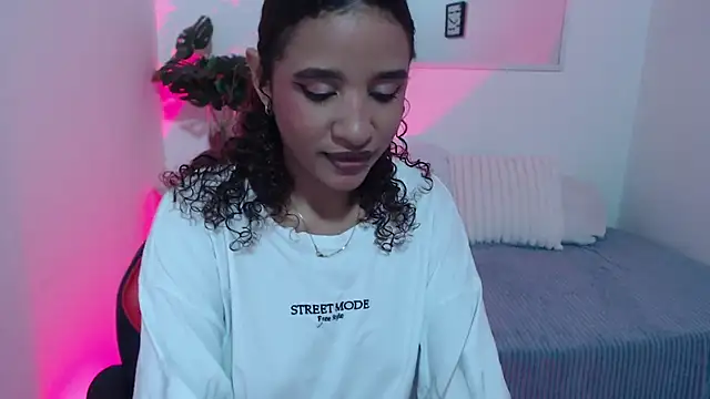 Snapshot of Alice_Grinnerk chatting on March 1, 2:06 pm Alice Grinnerk online show from March 1, 2:06 pm