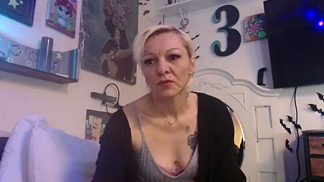 Snapshot of slutslave333 chatting on April 23, 9:05 pm slutslave333 online show from April 23, 9:05 pm