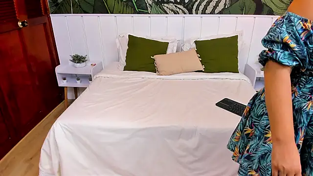 CarolineLaurent online show from April 5, 5:52 pm