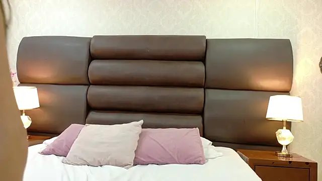 Snapshot of HollyOlson chatting on July 8, 7:58 pm HollyOlson online show from July 8, 7:58 pm