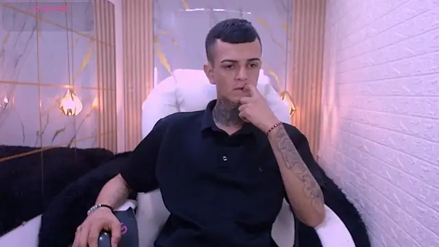 Snapshot of benjamin_anthony chatting on February 20, 1:13 pm benjamin anthony online show from February 20, 1:13 pm