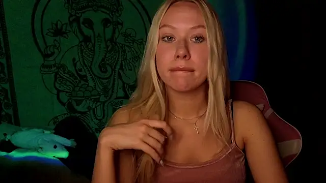 Snapshot of pureeangel chatting on February 23, 7:58 pm pureeangel online show from February 23, 7:58 pm