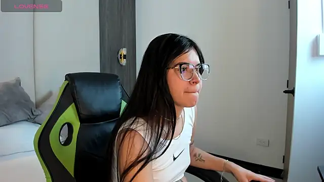 eva swan  online show from April 15, 12:53 pm