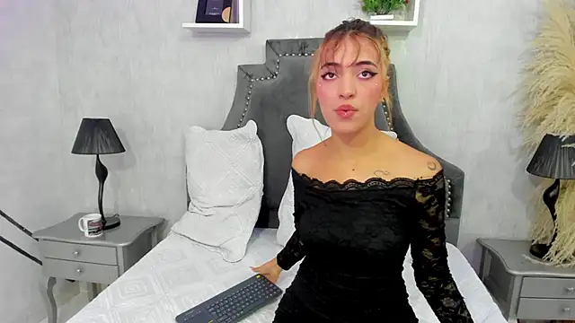 Snapshot of MarcoAndAllice chatting on February 18, 4:21 am MarcoAndAllice online show from February 18, 4:21 am