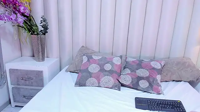 Snapshot of VanessaLanz chatting on April 23, 12:29 pm VanessaLanz online show from April 23, 12:29 pm