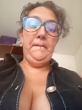  Saraqueen online show from April 5, 7:20 pm