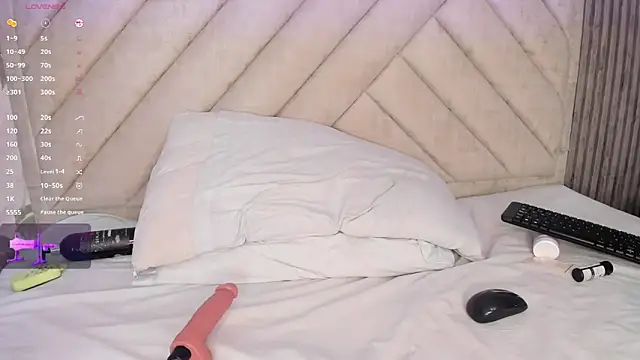 SarahRizof online show from March 25, 5:51 am