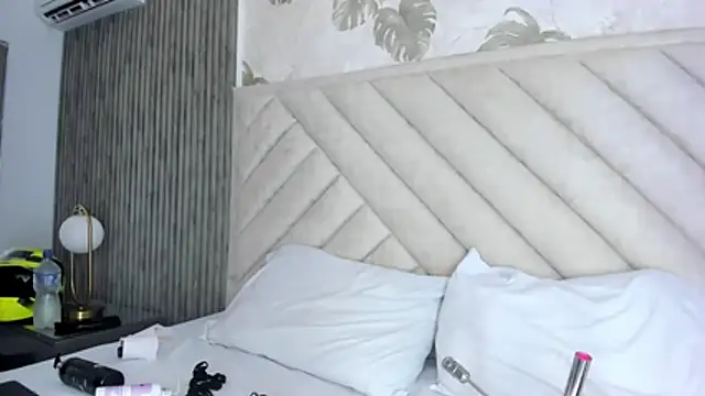 SarahRizof online show from March 28, 5:08 am