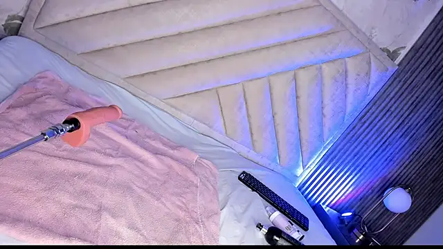 SarahRizof online show from March 11, 5:23 am