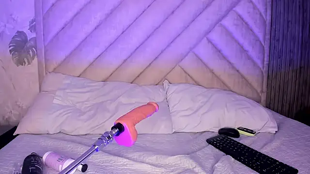 SarahRizof online show from March 15, 5:03 am