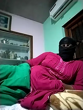 Snapshot of Ladycross chatting on February 21, 7:05 pm Ladycross online show from February 21, 7:05 pm