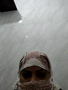 Snapshot of Anushka_Singh0 chatting on June 17, 12:11 am Anushka Singh0 online show from June 17, 12:11 am