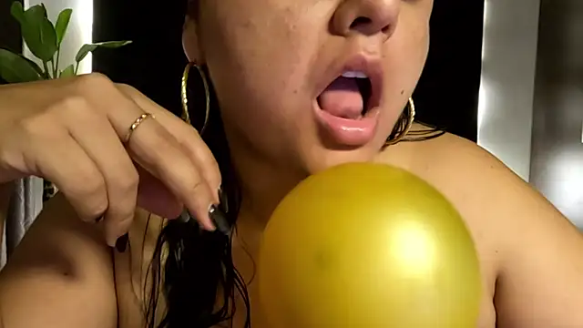 AzaraOnyx online show from June 4, 11:26 am