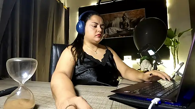 AzaraOnyx online show from June 7, 5:40 pm