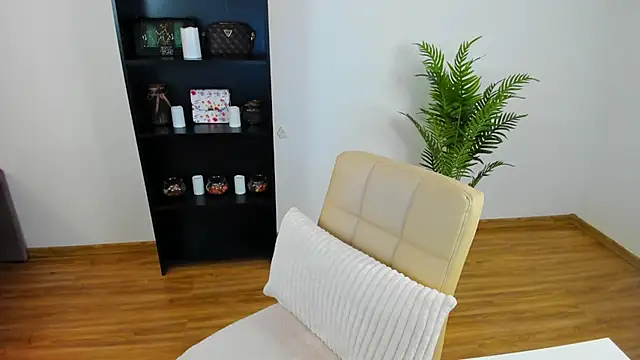 Snapshot of khloe_starrr chatting on June 1, 2:39 pm khloe starrr online show from June 1, 2:39 pm