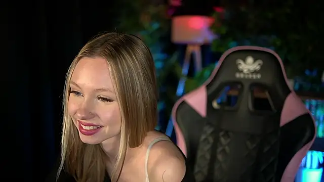 Snapshot of SweetDaisy_me chatting on February 25, 3:12 pm SweetDaisy me online show from February 25, 3:12 pm