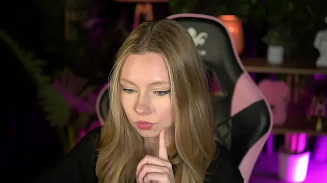 Snapshot of SweetDaisy_me chatting on February 16, 3:43 pm SweetDaisy me online show from February 16, 3:43 pm