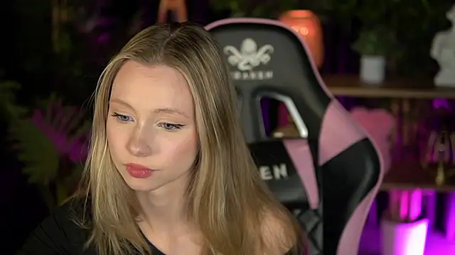 Snapshot of SweetDaisy_me chatting on February 18, 3:41 pm SweetDaisy me online show from February 18, 3:41 pm