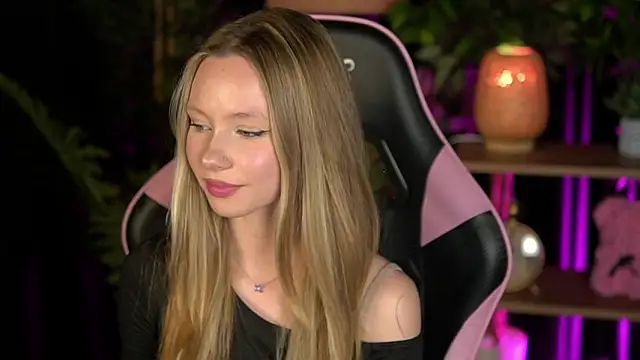 Snapshot of SweetDaisy_me chatting on February 14, 9:42 am SweetDaisy me online show from February 14, 9:42 am