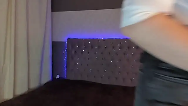 Snapshot of AmandaHoppe chatting on February 24, 9:21 am AmandaHoppe online show from February 24, 9:21 am