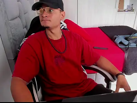 Snapshot of FredericSloan chatting on February 22, 4:52 pm FredericSloan online show from February 22, 4:52 pm